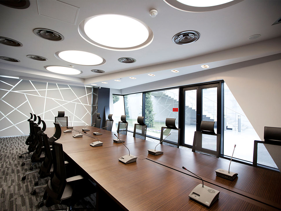 Sala de reunião corporativa com ambiente todo planejado