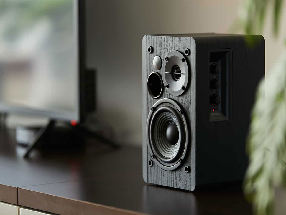 Caixa de som representando sonorização em ambientes internos